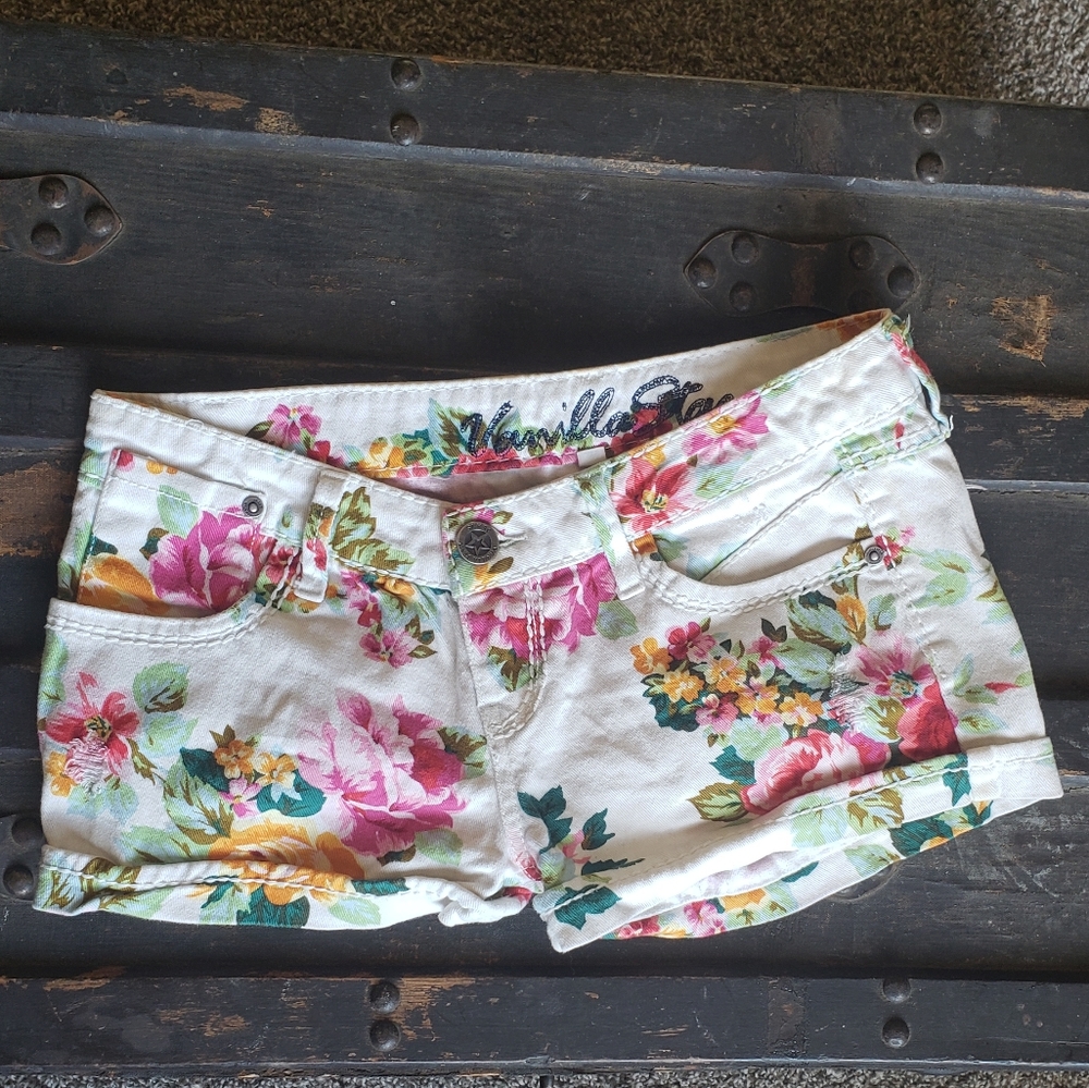 Vibrant Floral white backdrop shorts SZ 7